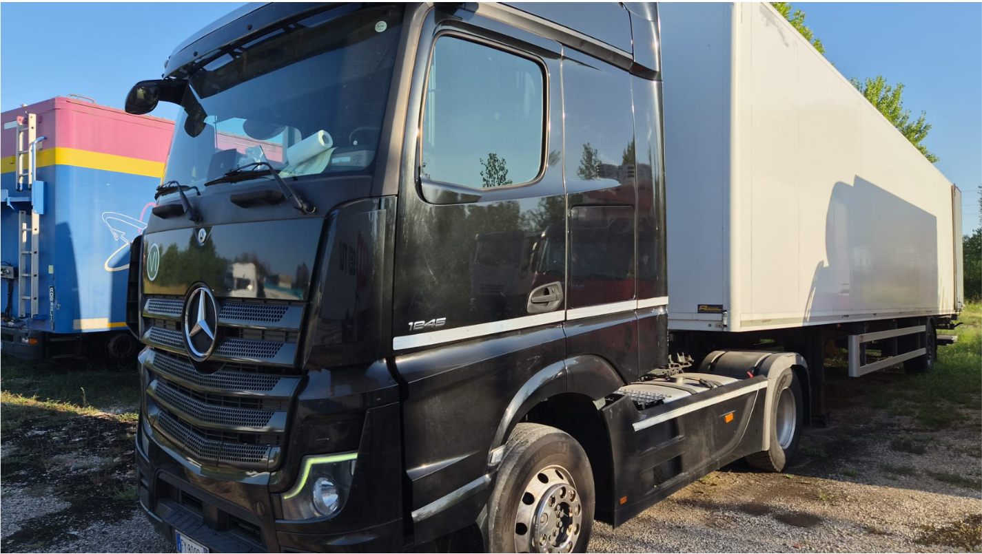 Trattore stradale Mercedes-Benz Actros agganciata a un semirimorchio